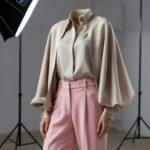 biała bluzka do różowych spodni