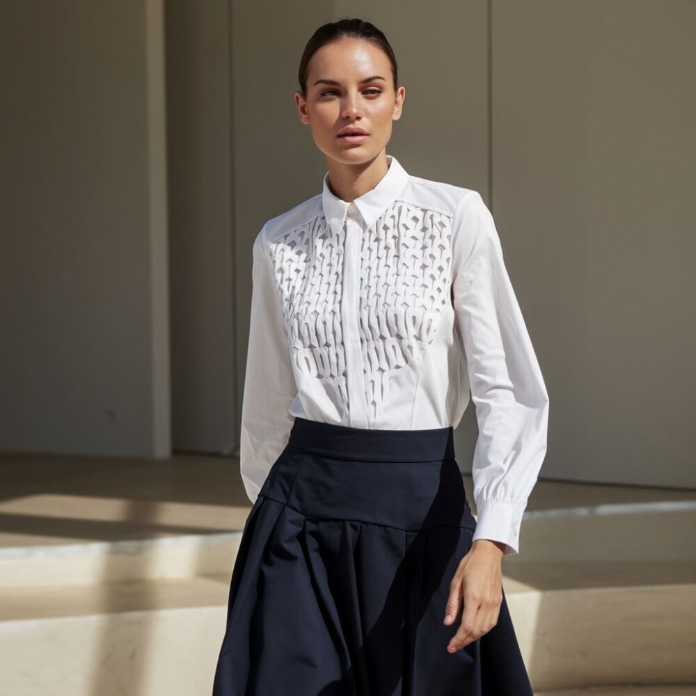 biała bluzka i granatowa spódnica