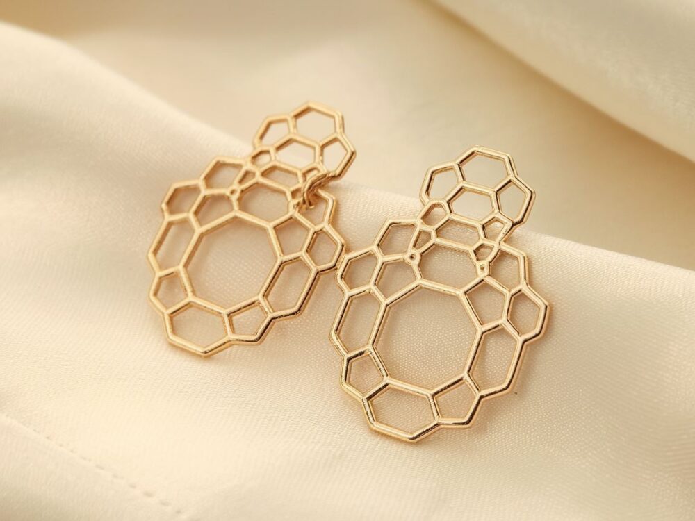 biżuteria w kształcie plastra miodu