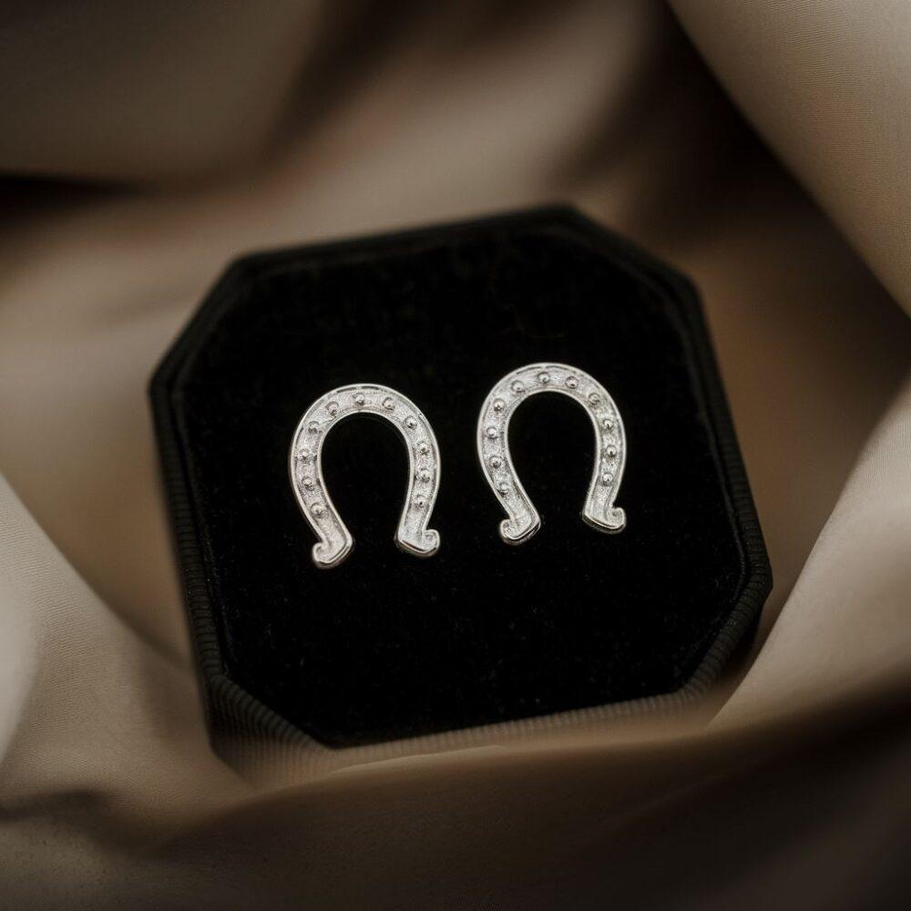 biżuteria w kształcie podkowy