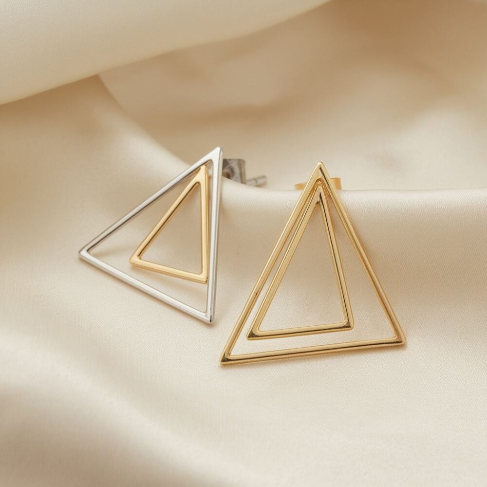 biżuteria w kształcie trójkątów