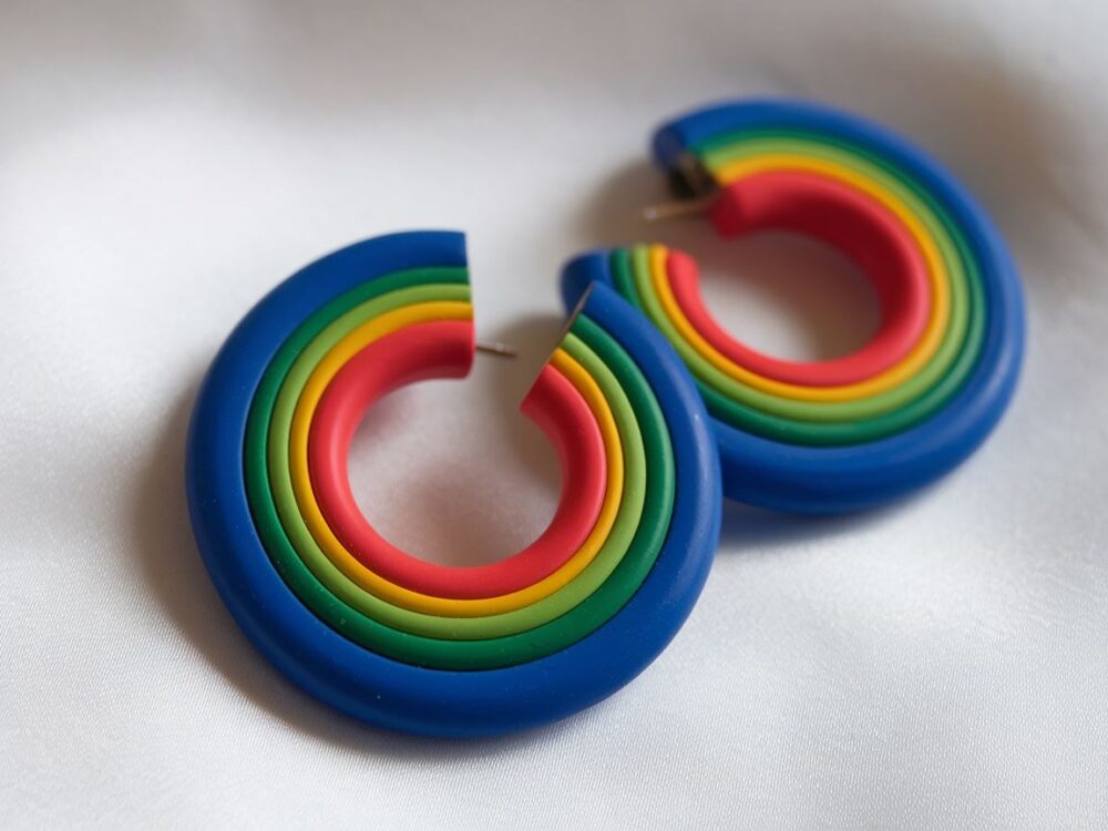 biżuteria w żywych kolorach