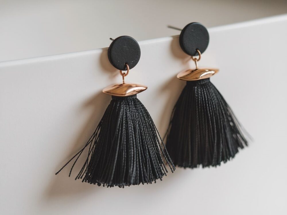 biżuteria z czarnymi chwostami