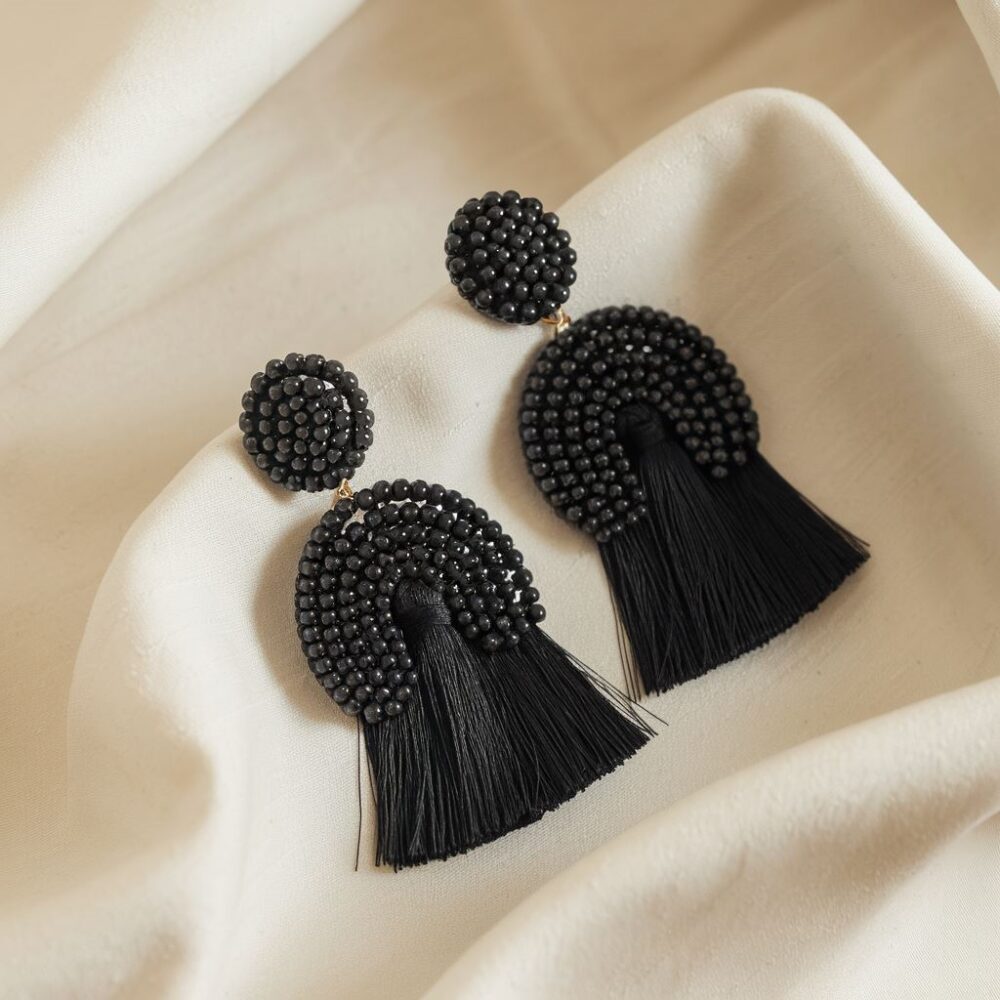 biżuteria z czarnymi chwostami