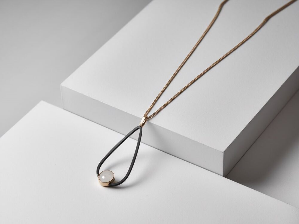 biżuteria z długim wisiorem