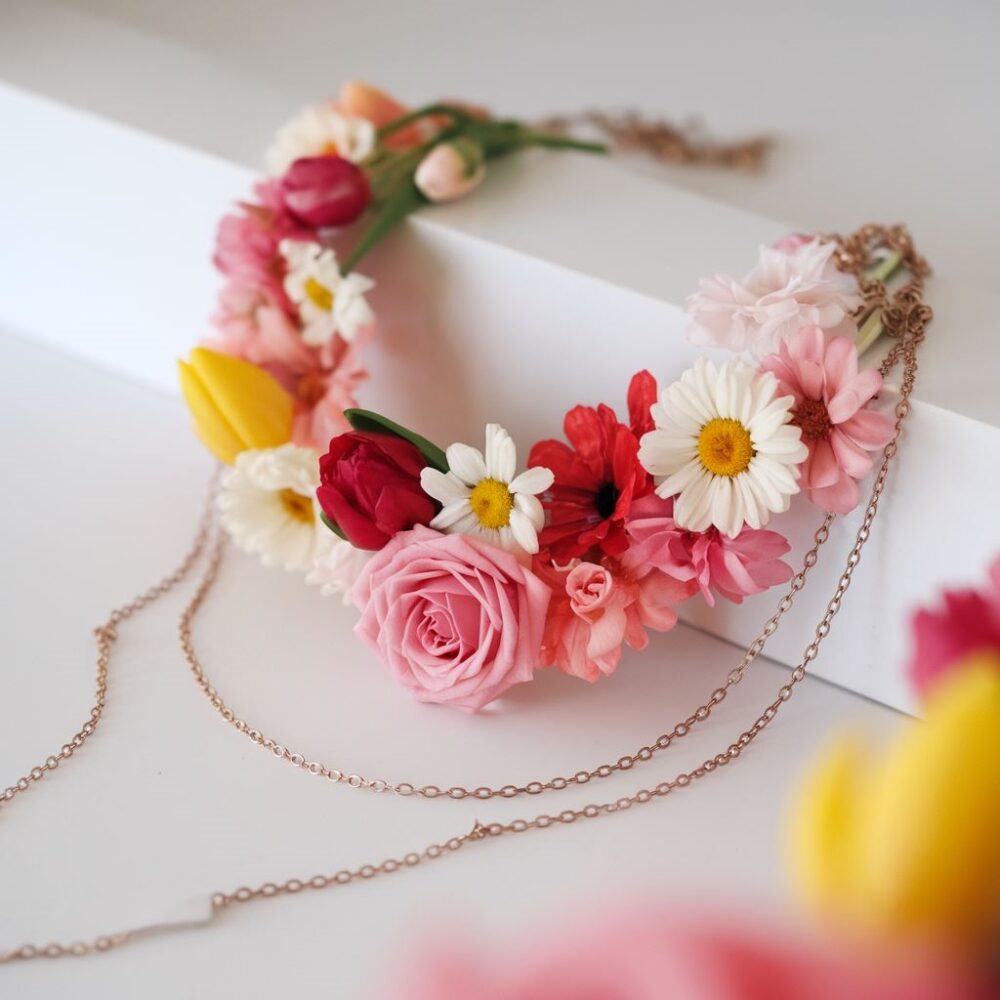 biżuteria z motywem kwiatów