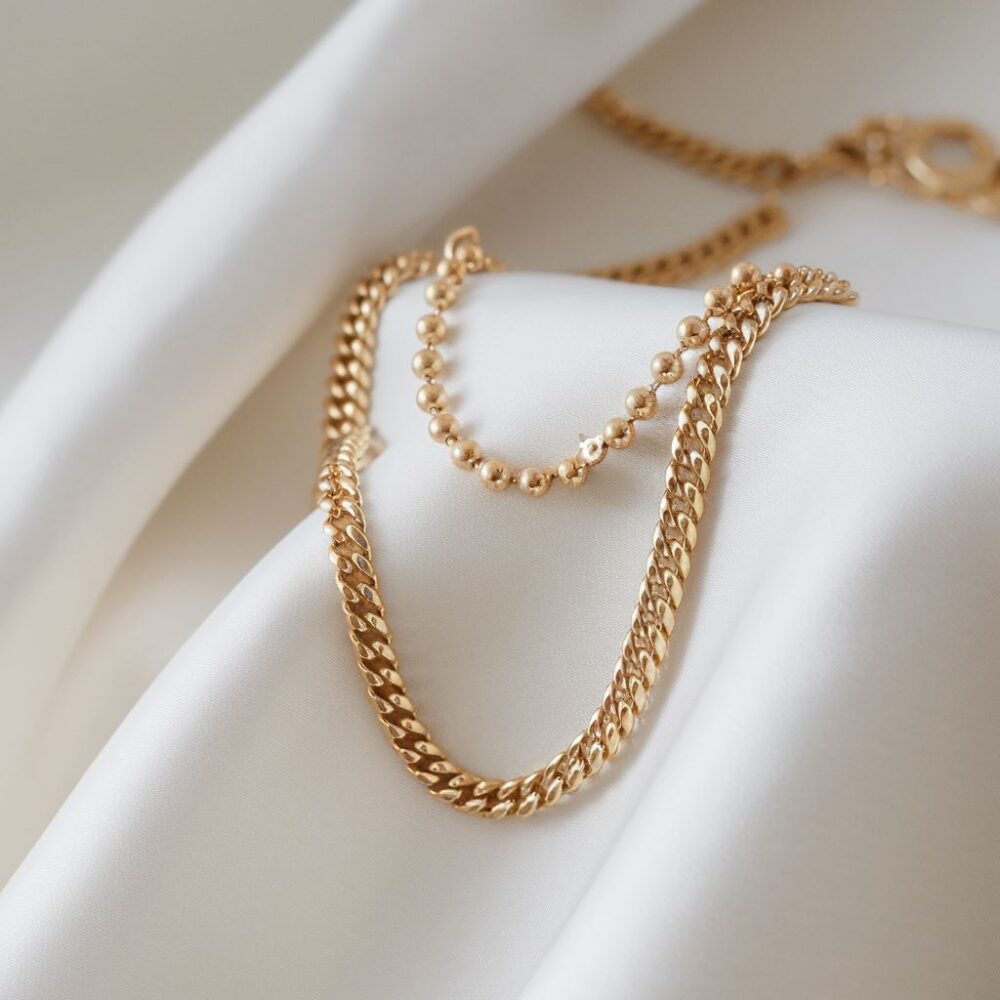 delikatna biżuteria złota