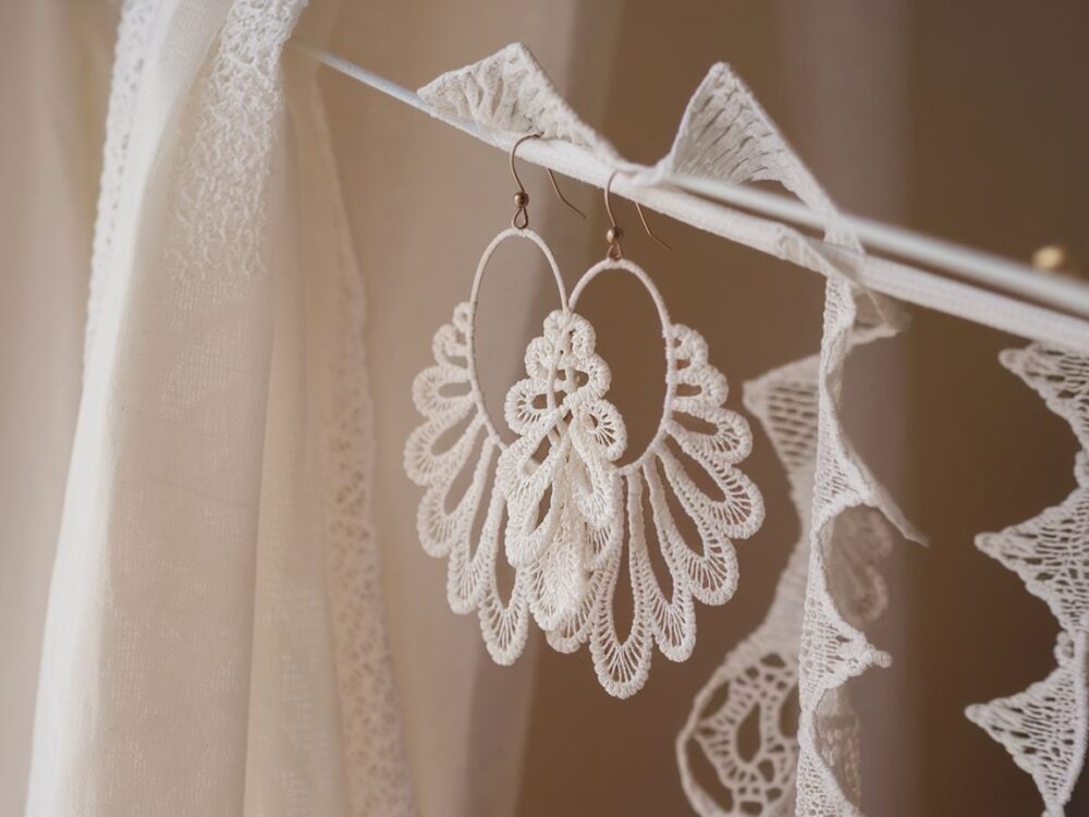 delikatne białe kolczyki