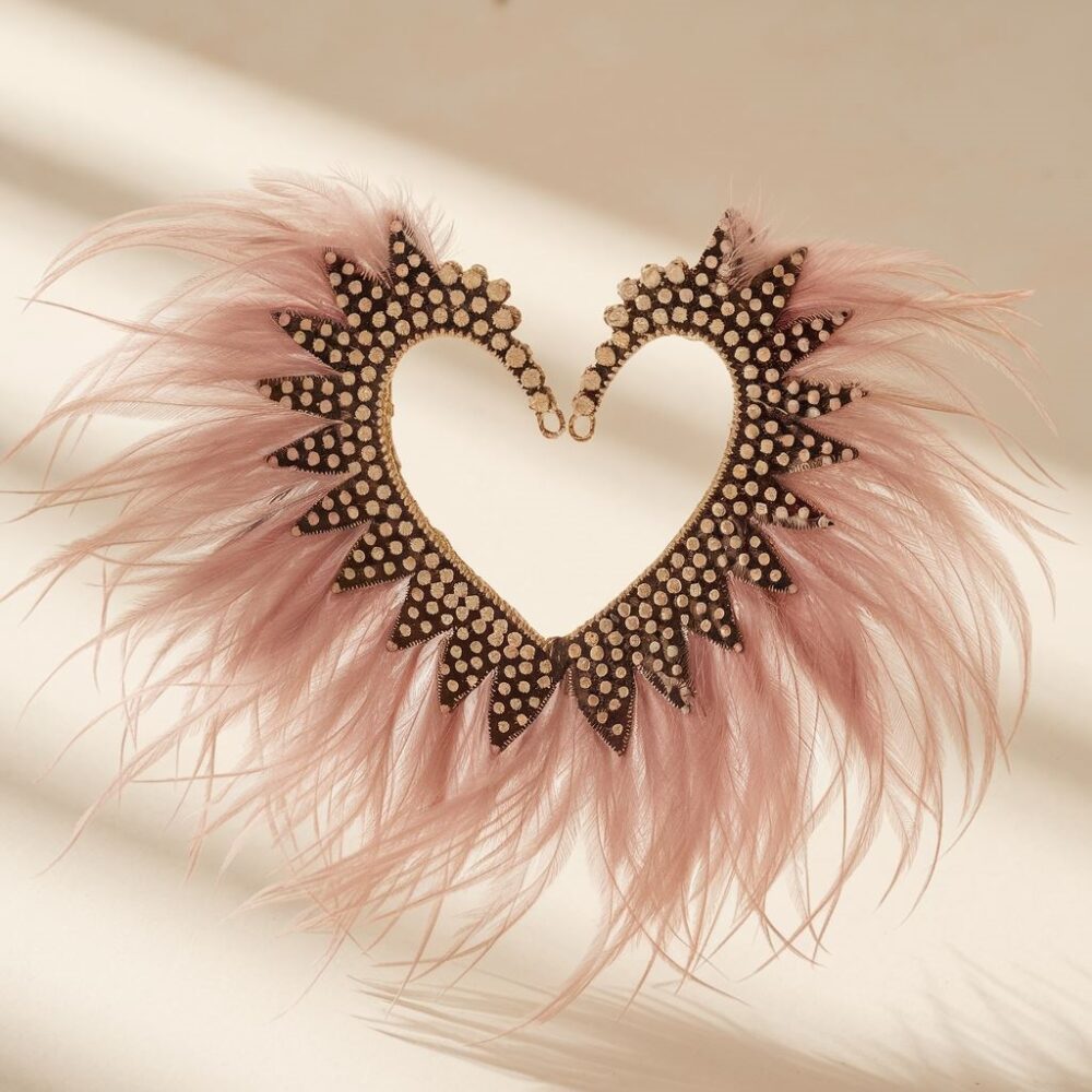 delikatne kolczyki piórkowe