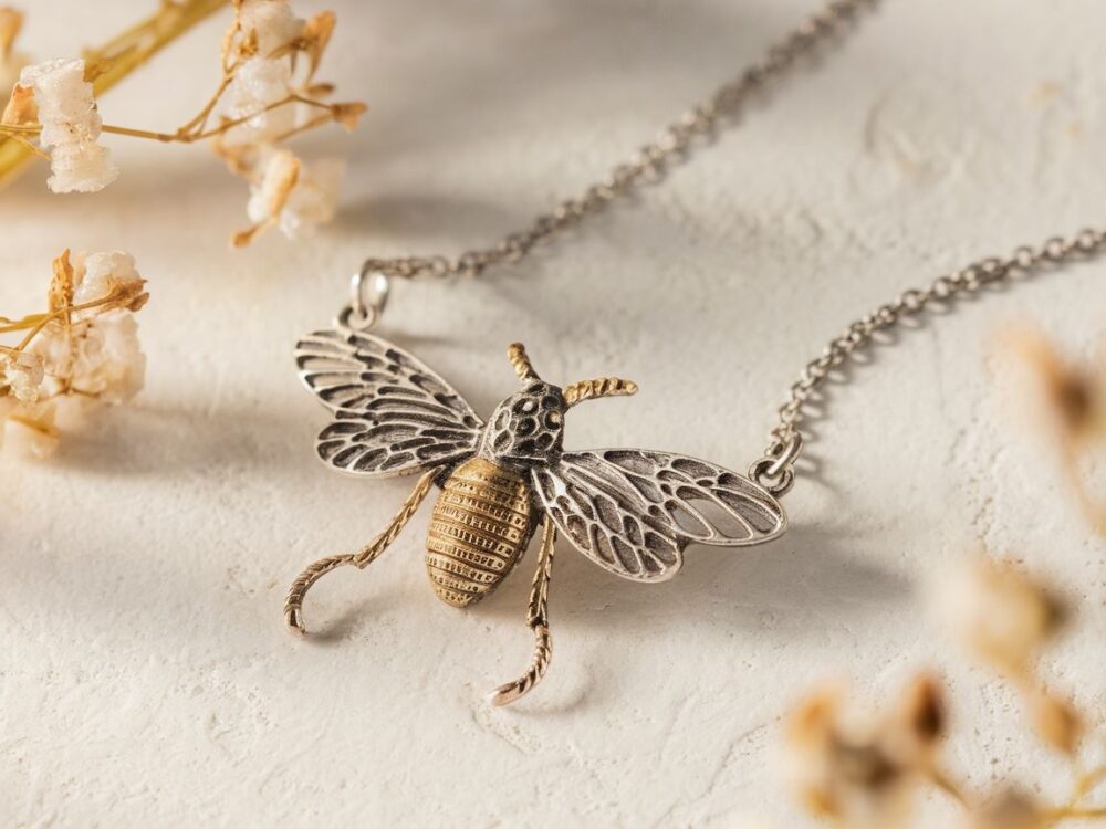 delikatny naszyjnik z motywem owada