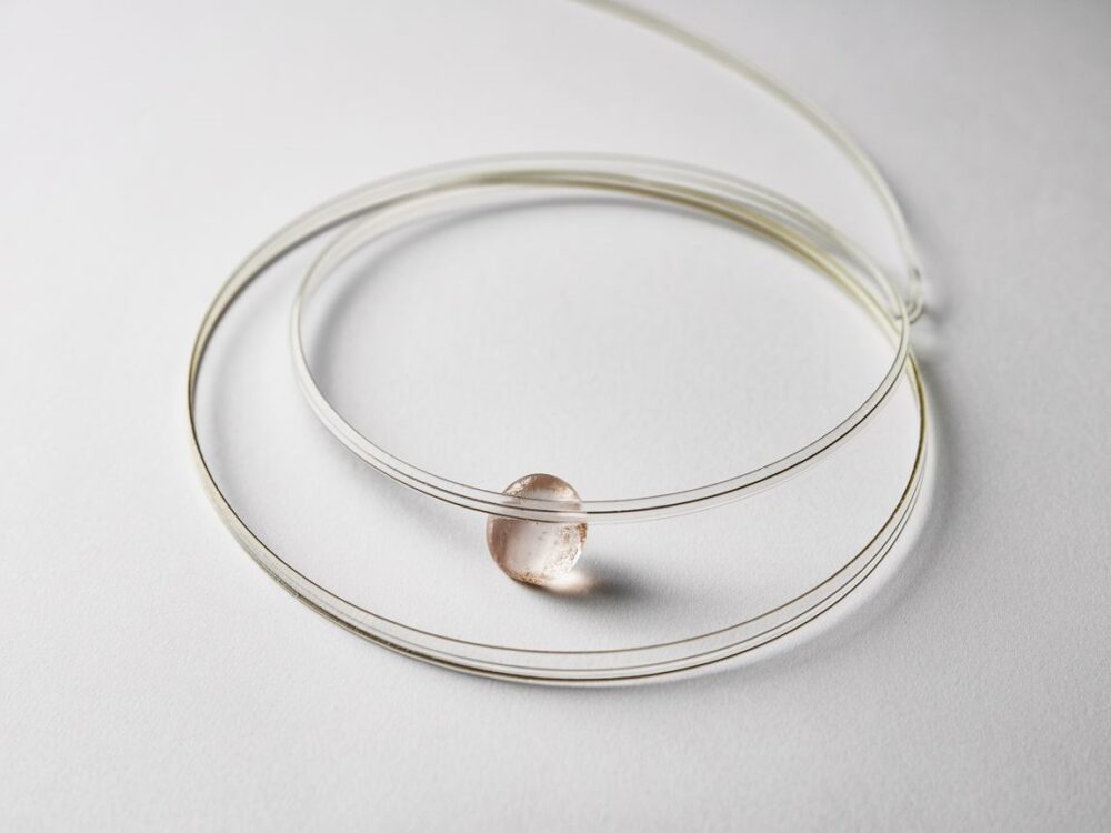 delikatny naszyjnik z przezroczystą żyłką