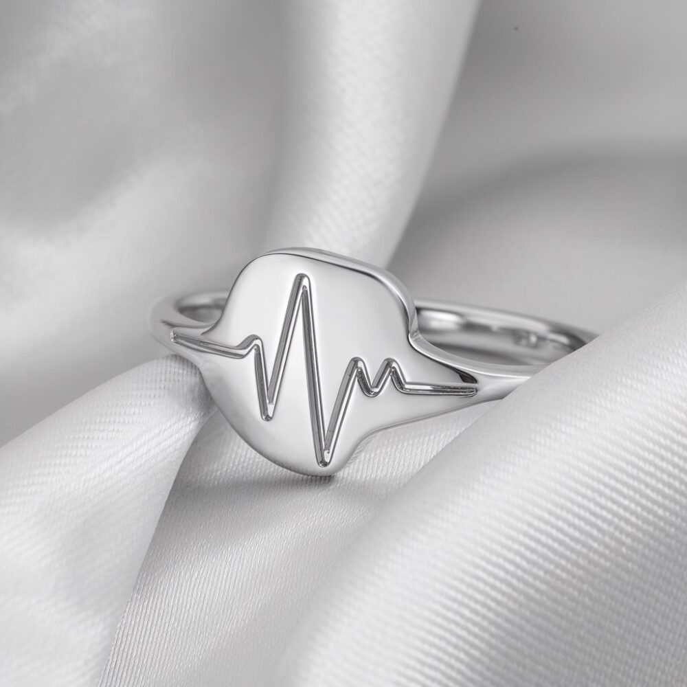 delikatny pierścionek heartbeat