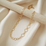 długi złoty naszyjnik