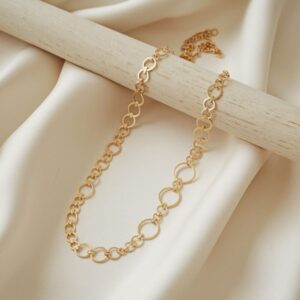 długi złoty naszyjnik