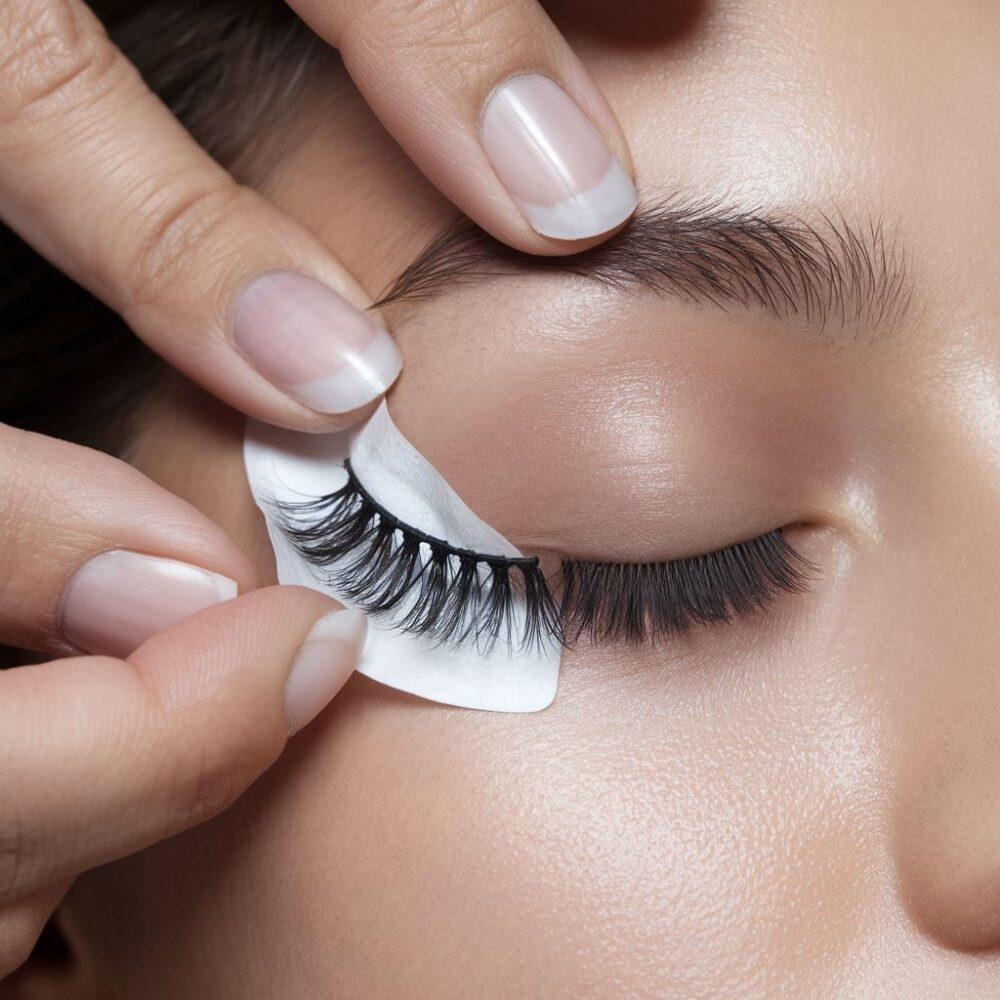 kobieta usuwa rzęsy