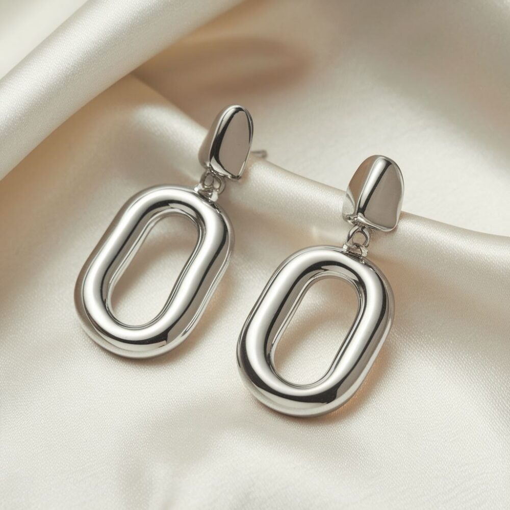 kolczyki na białym tle