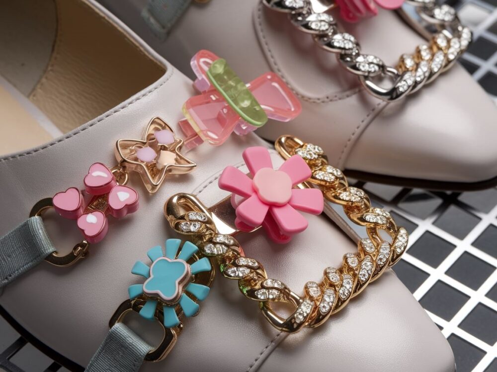 kolorowe klipsy na buty