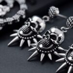 metalowe kolczyki z ćwiekami