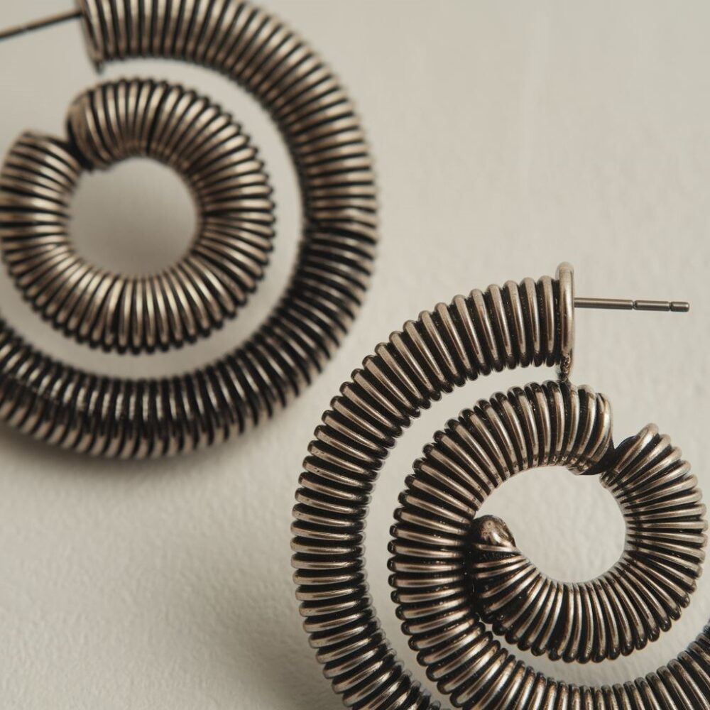 minimalistyczne kolczyki spiralne