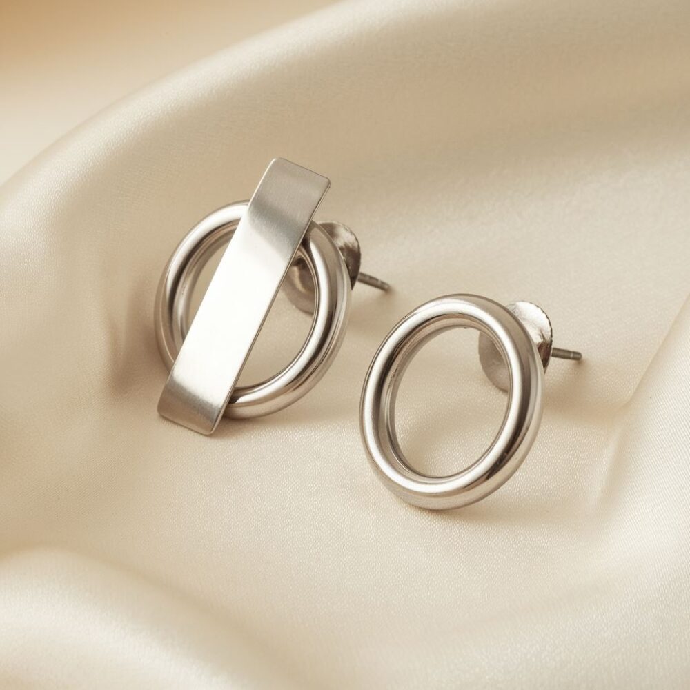 minimalistyczne kolczyki stalowe