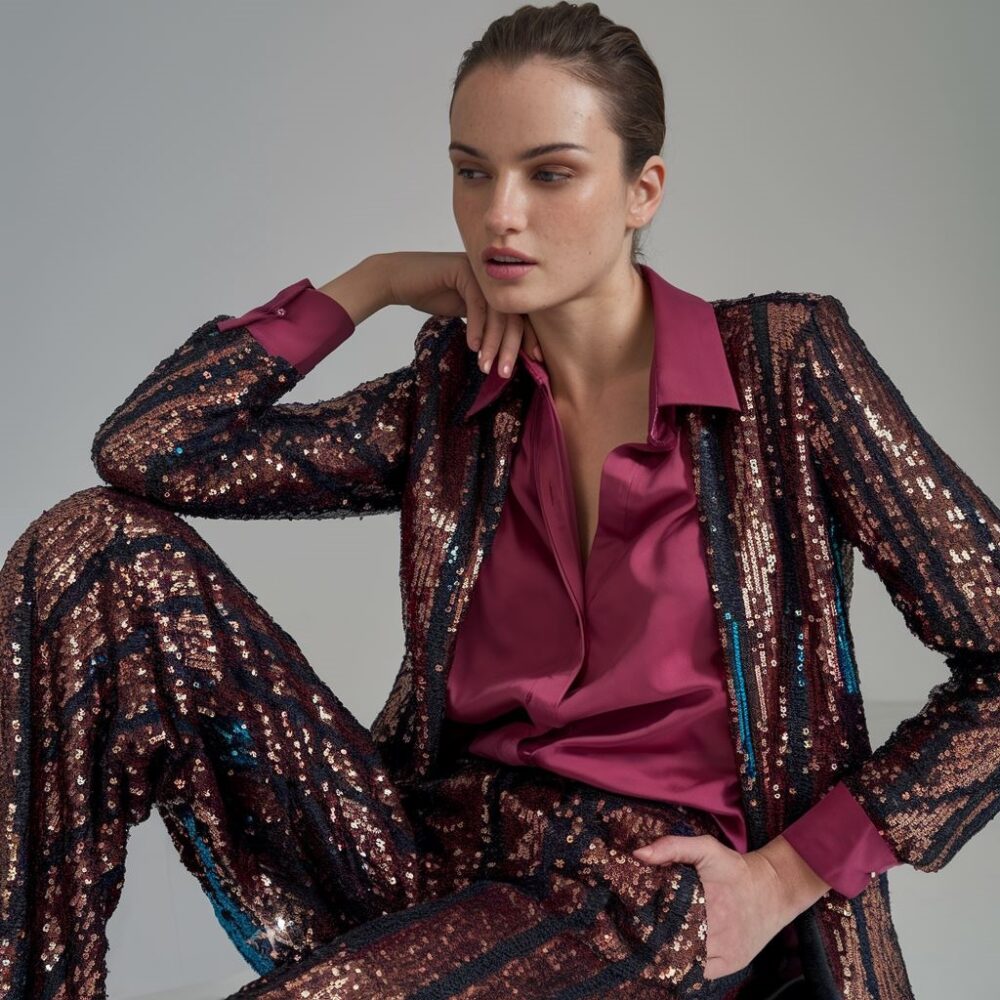 modna bluzka i cekinowe spodnie