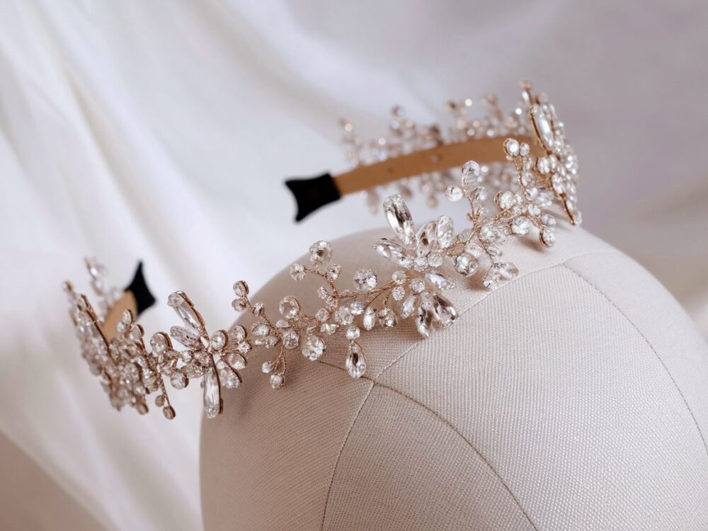 modna opaska z kryształów