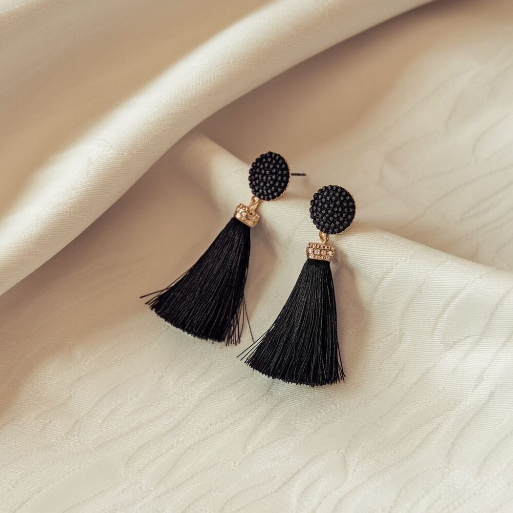 modne kolczyki czarne