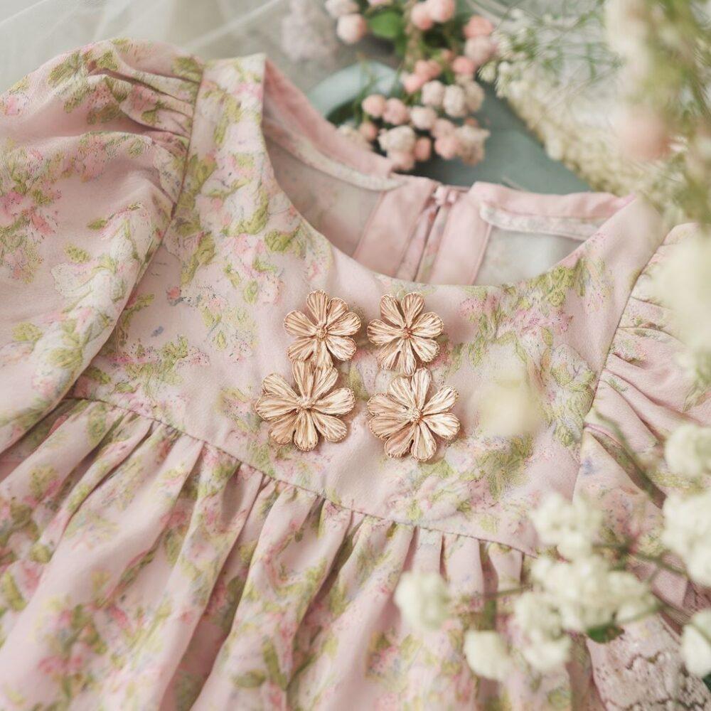 modne kolczyki do kwiecistej sukienki