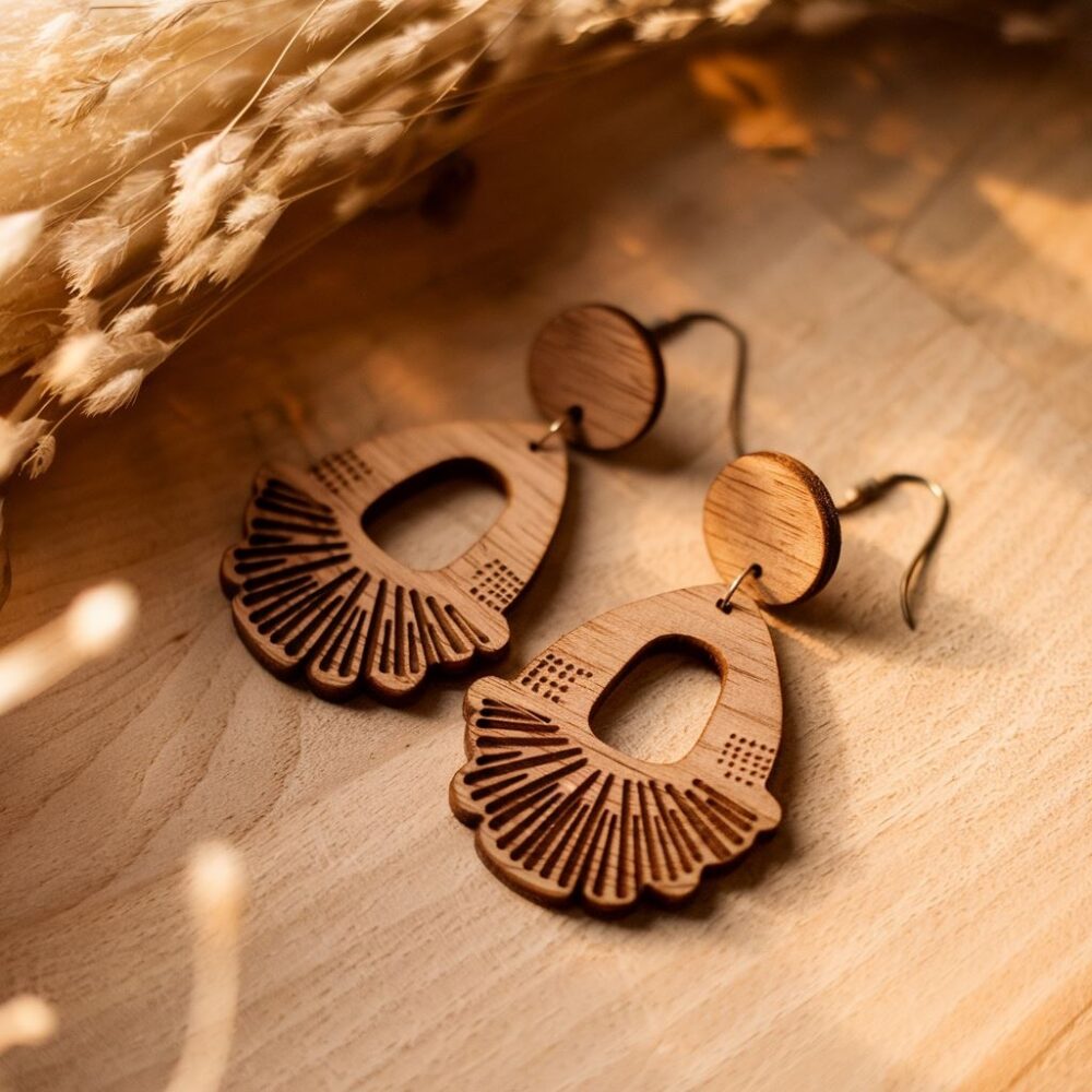 modne kolczyki drewniane