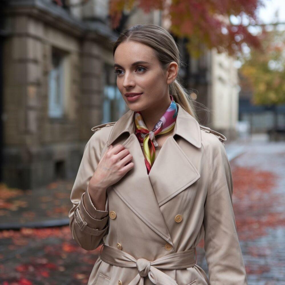 modny szal na płaszczu