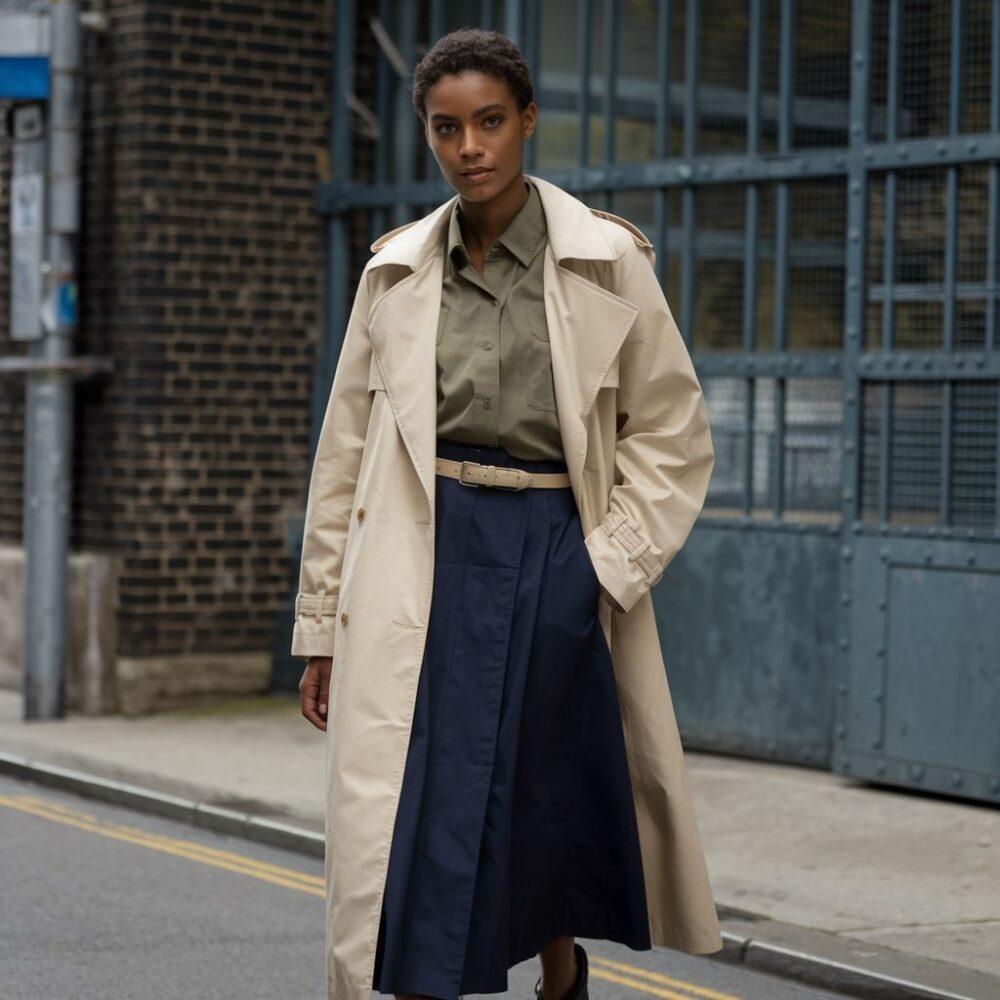 modny trencz na ulicy