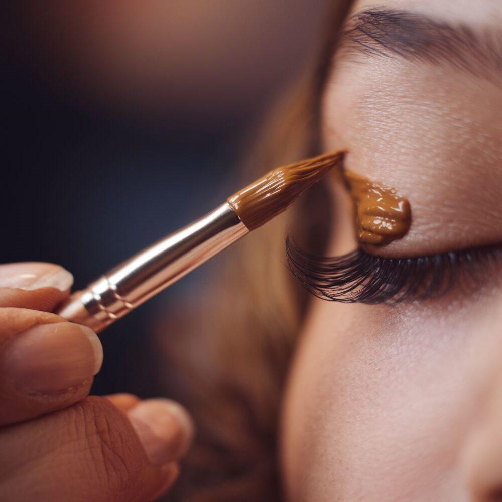 nakładanie henny na rzęsy