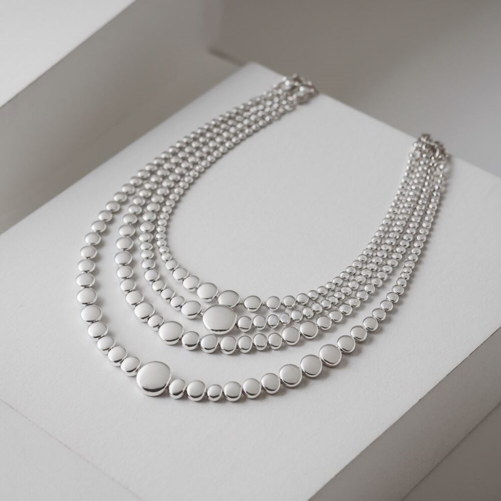 naszyjnik z cienkich srebrnych łańcuszków