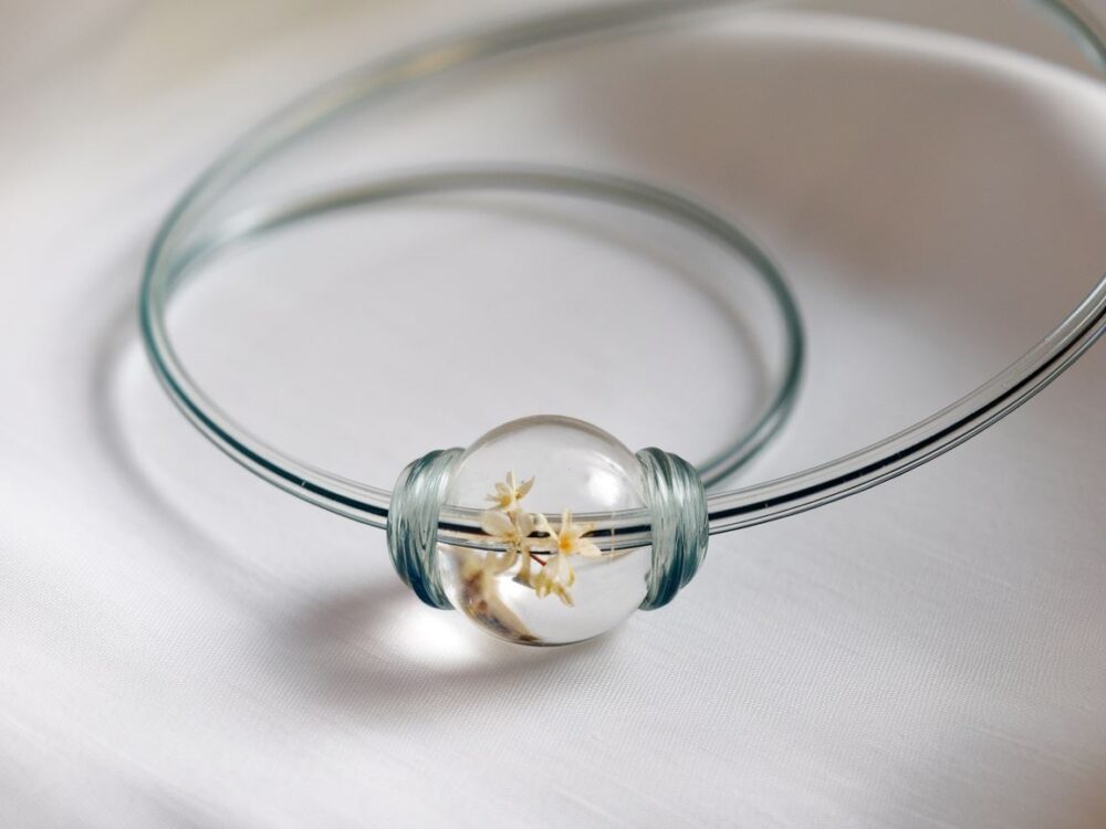 naszyjnik z żyłki z zawieszką