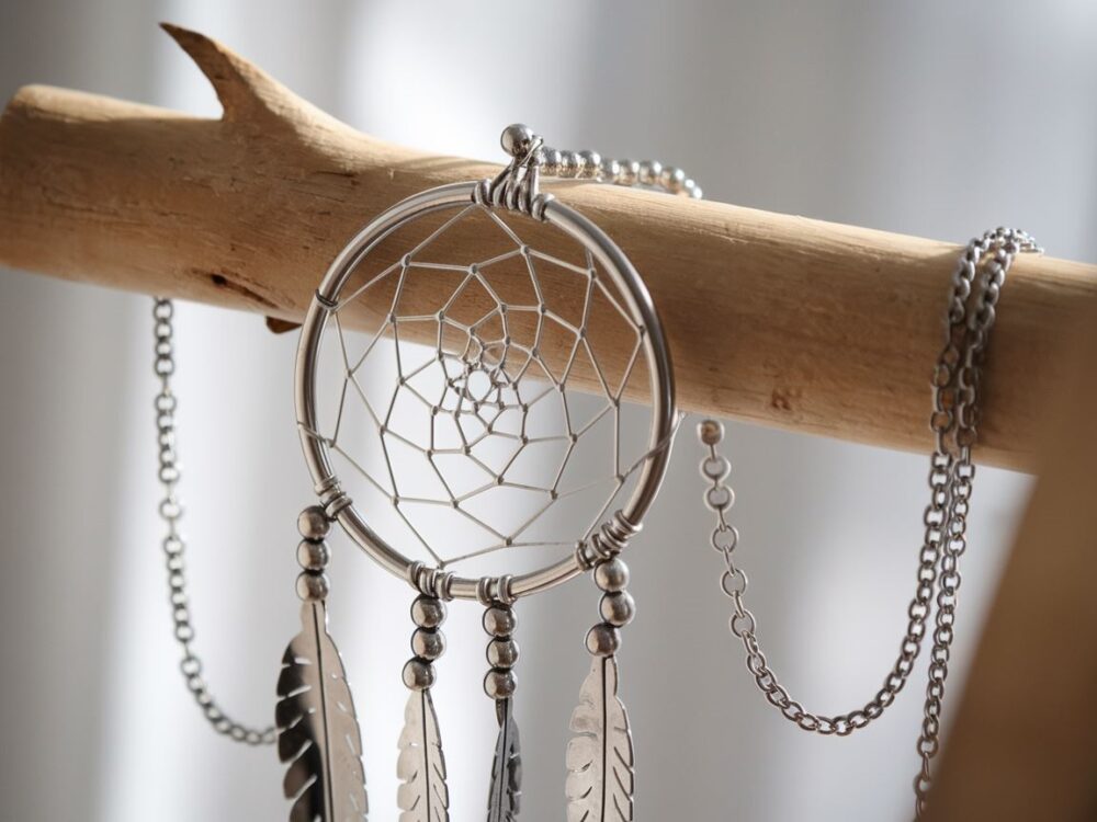 nowoczesny łapacz snów na łańcuszku