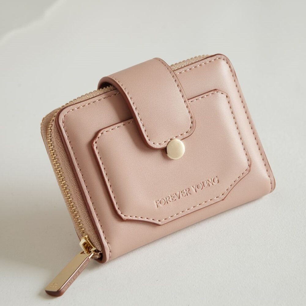 nowoczesny portfel na stole