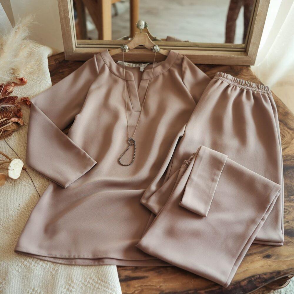 outfit tunika z dopasowanymi spodniami