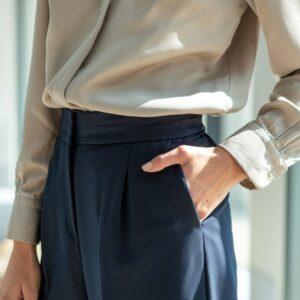 outfit z białą bluzką