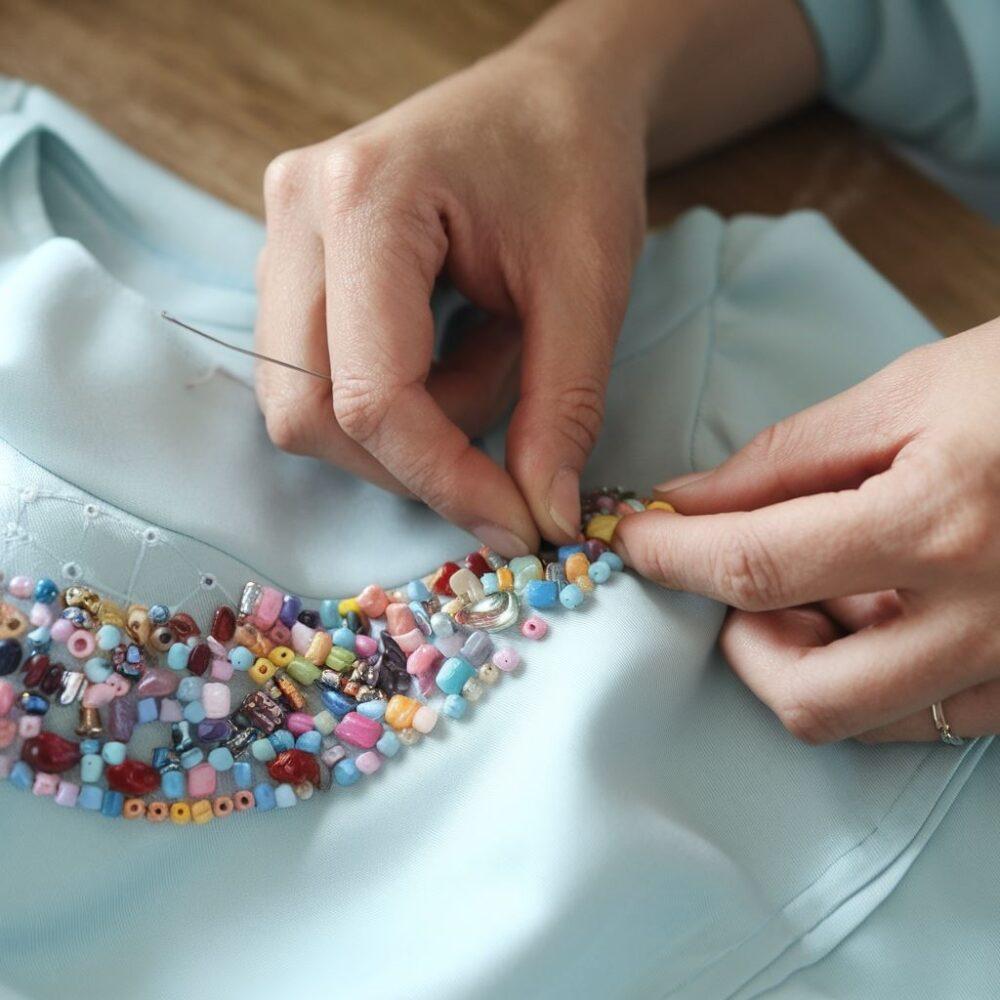 ozdabianie bluzki koralikami