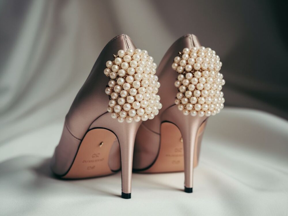 perłowe klipsy na obuwiu