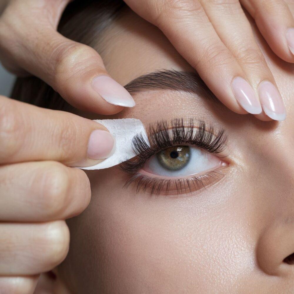 pęseta i wacik przy oku