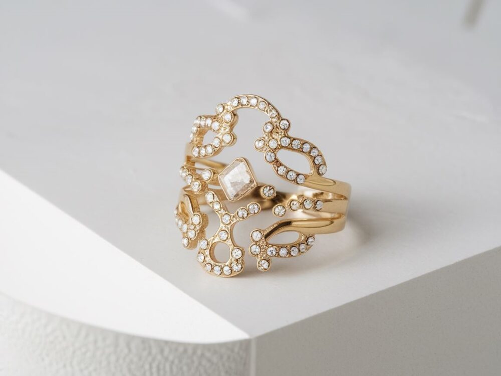 pierścionek na tle jasnym