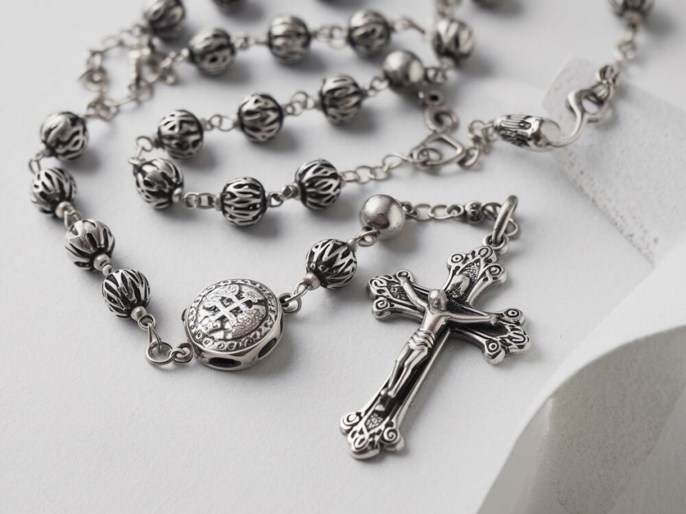 różaniec srebrny na tle