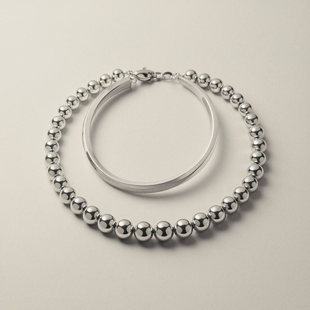 srebrny choker na szyi