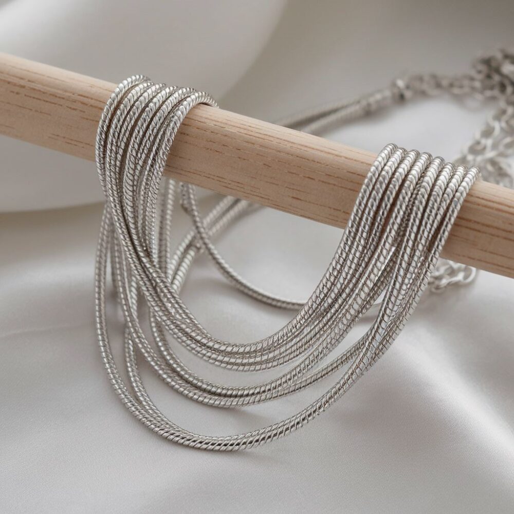 srebrny naszyjnik przekładany