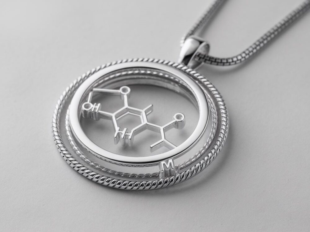 srebrny naszyjnik z motywem chemii