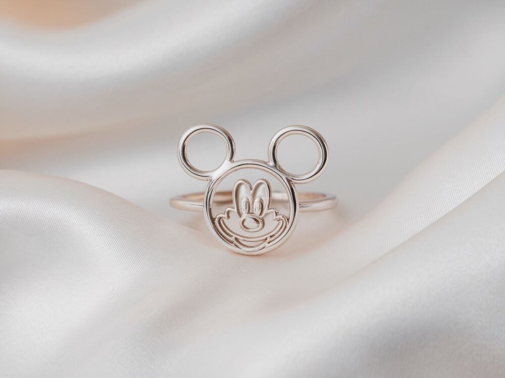 srebrny pierścionek z uszami miki