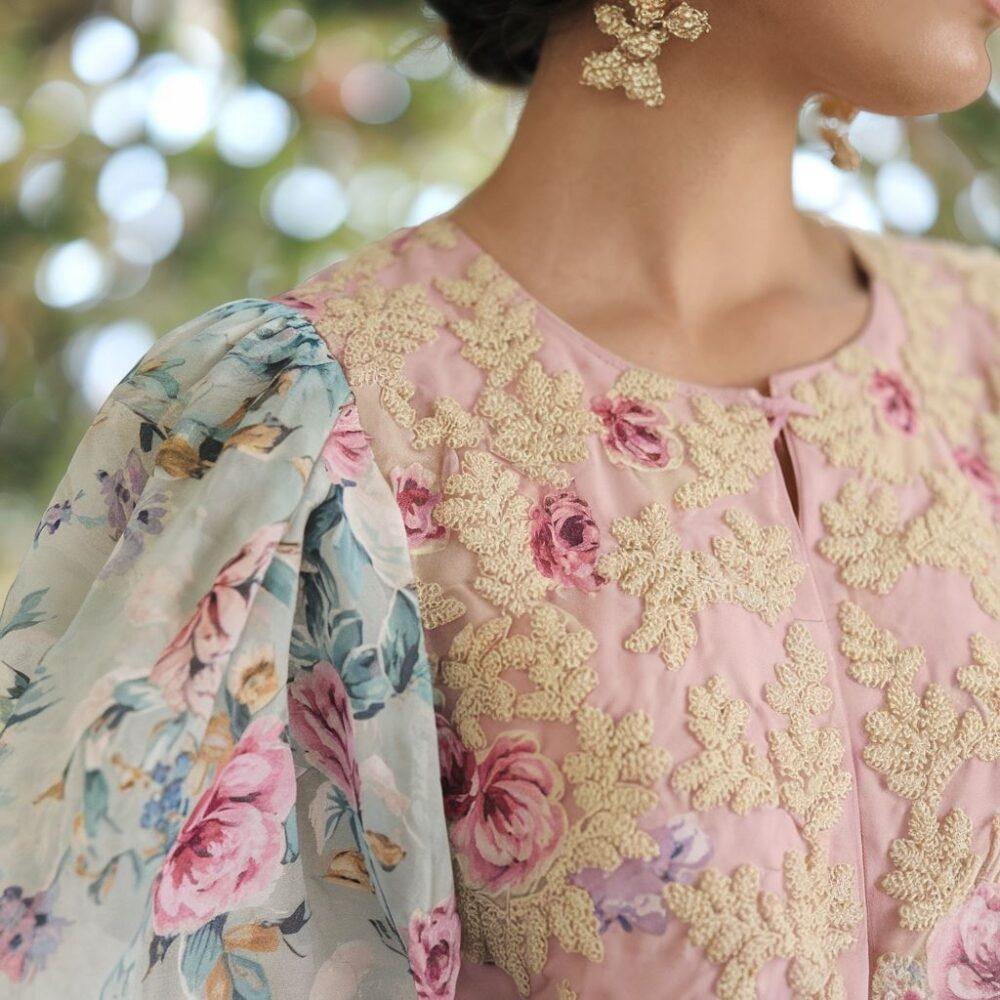 stylizacja z kolczykami i sukienką w kwiaty