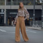 stylizacja z szerokimi spodniami