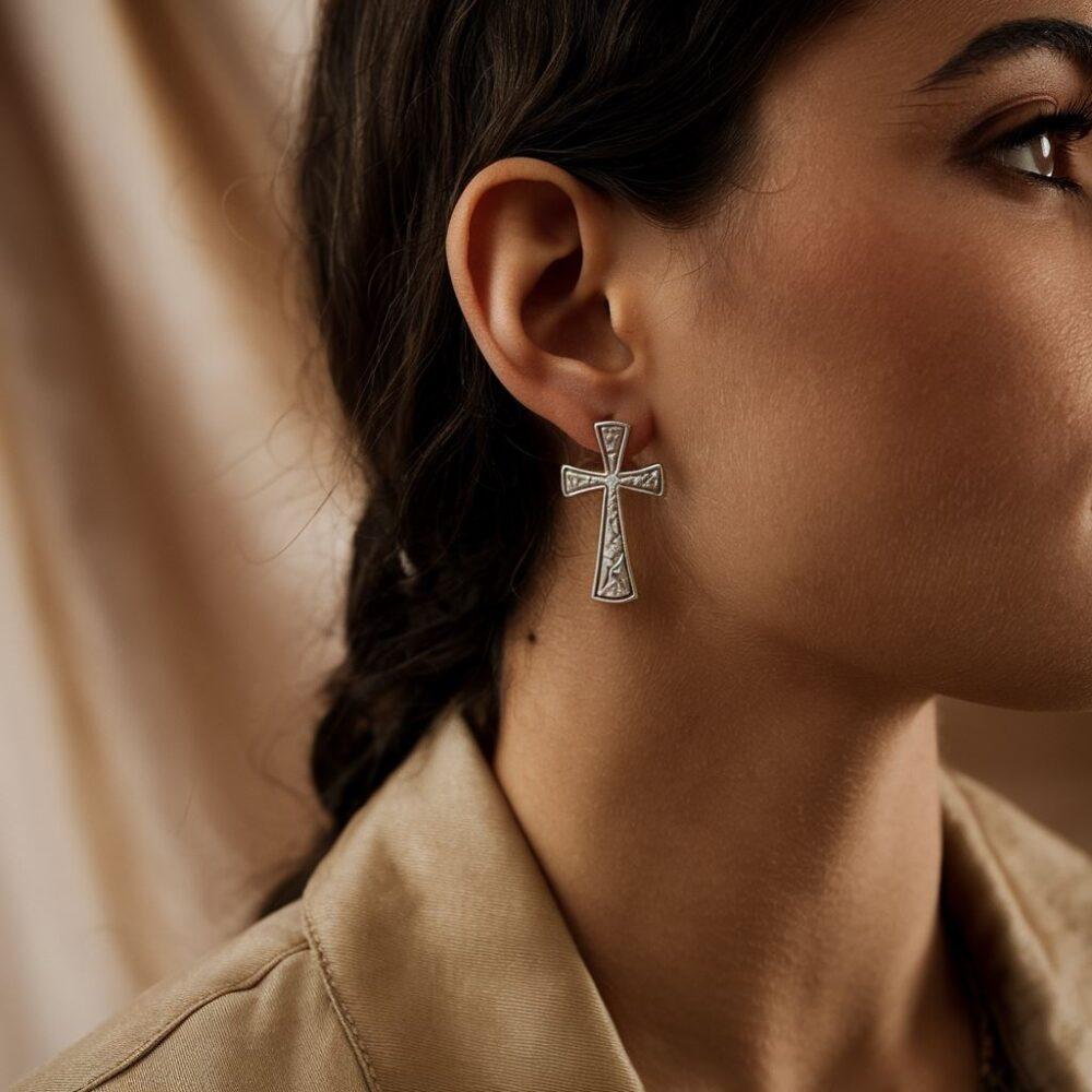 stylowa osoba z kolczykami